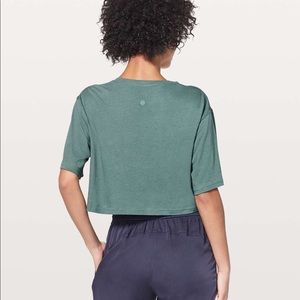 Lululemon Cortes crop tee graphite green